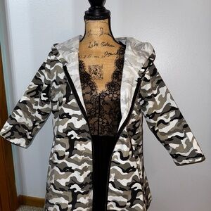 Adorable Coco + Carmen camo Patterned 3/4 sleeve jacket